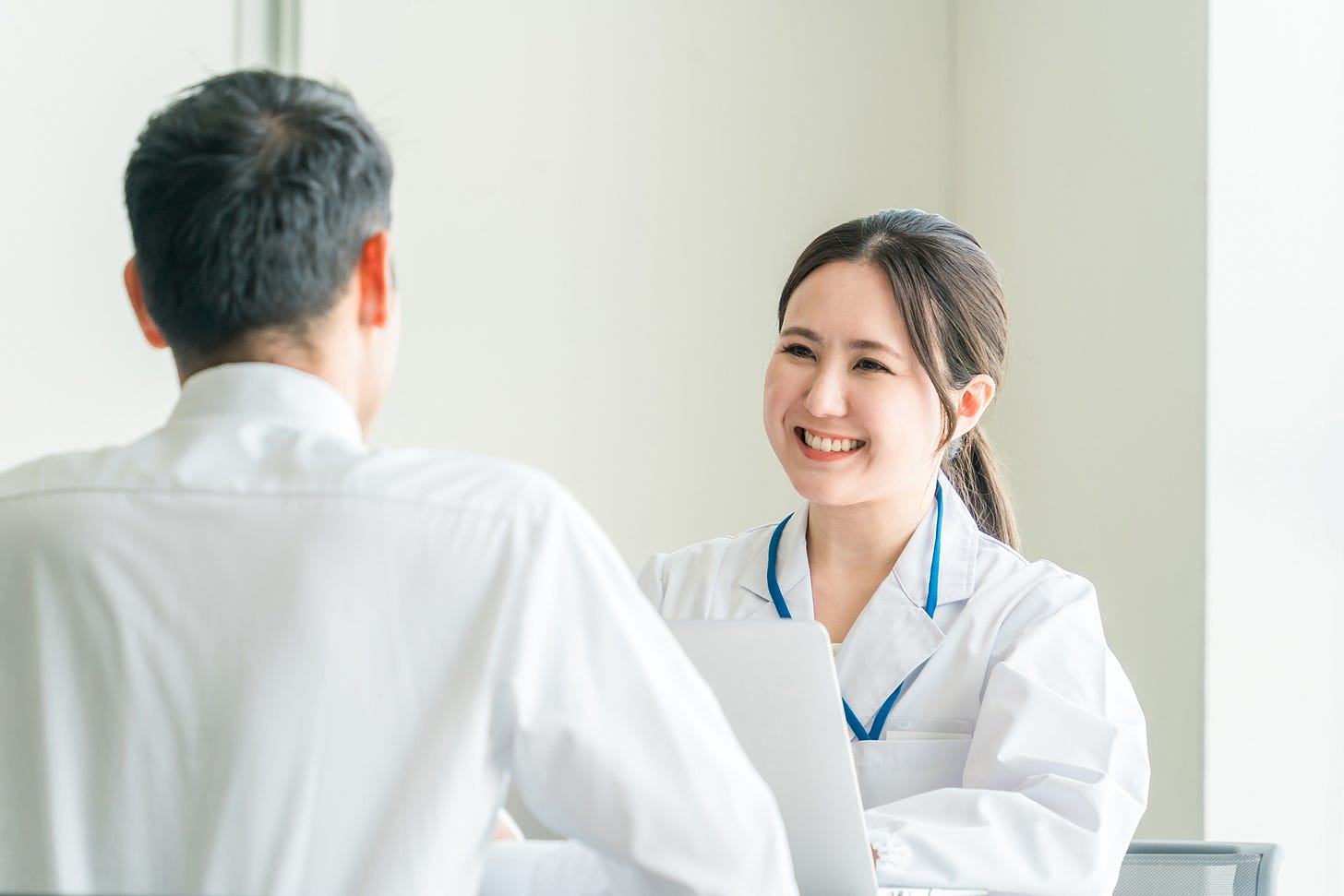 Female doctors who treat patients with a smile Female doctors who treat patients with a smile