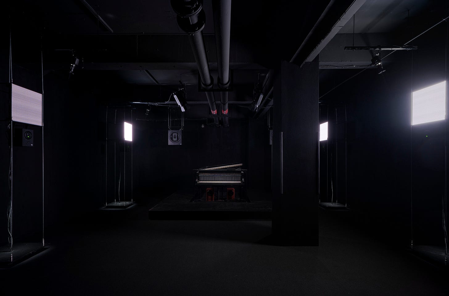 M WOODS 展場中的水、影像與聲音裝置|來源:M WOODS HUTONG M WOODS 展場中的水、影像與聲音裝置|來源:M WOODS HUTONG