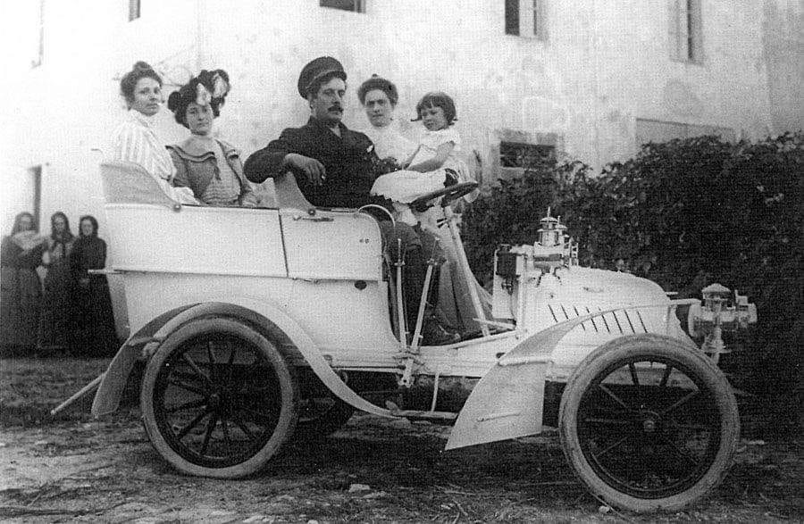Puccini in his car, along with Doria Manfredi, Elvira, Fosca, and her daughter 