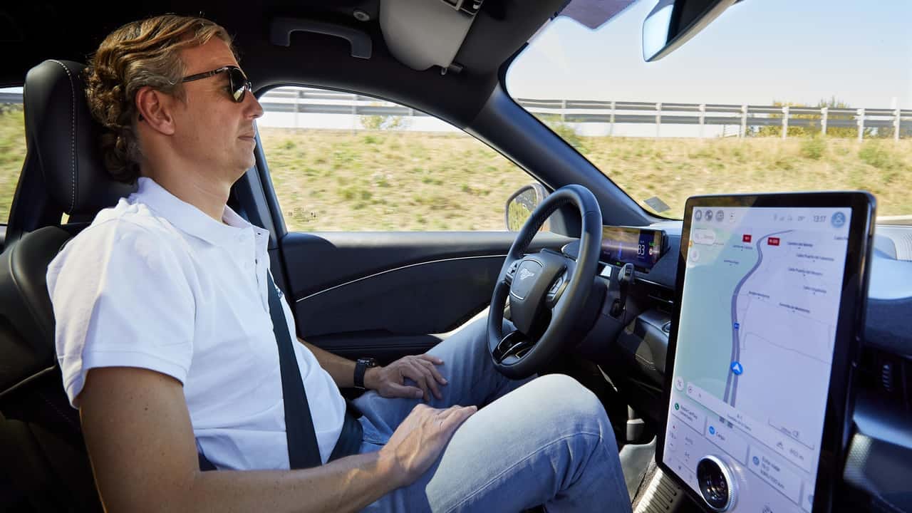 Ford presenta el primer coche que se puede conducir sin manos en España