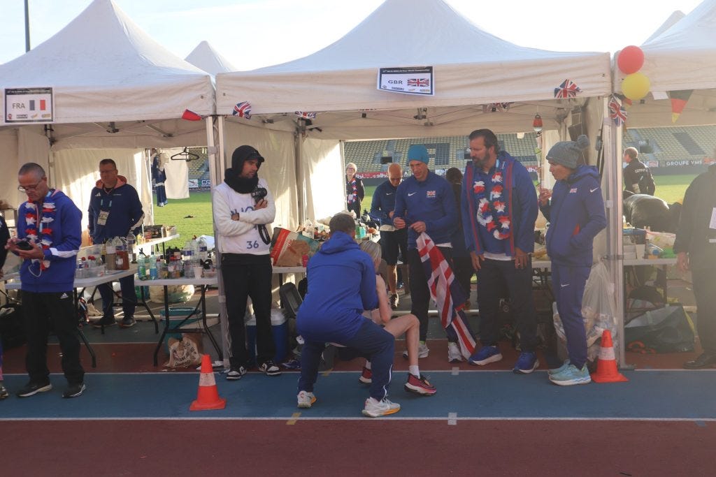 A group of people standing in a tent

AI-generated content may be incorrect.