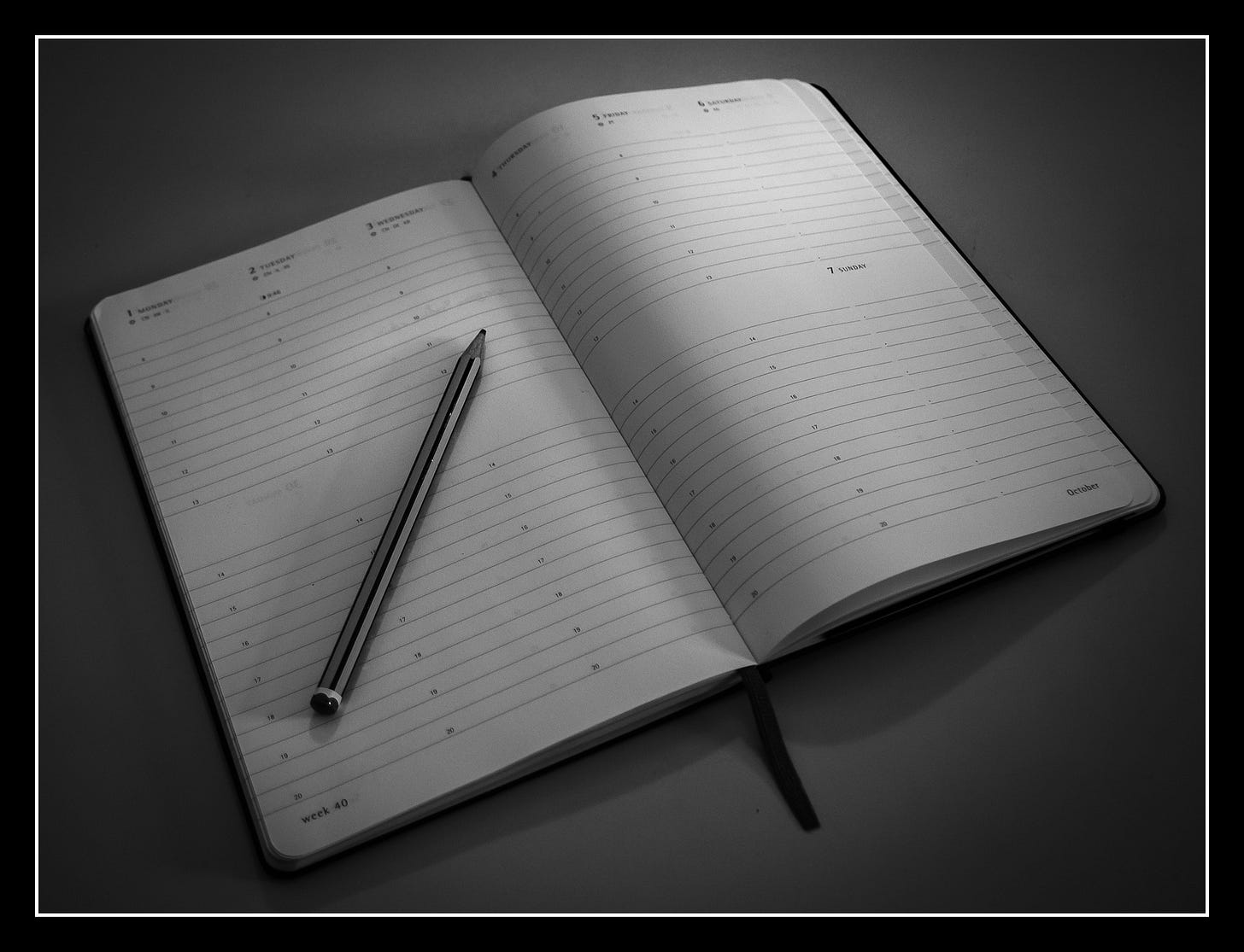 Immagine di una agenda con una matita Immagine di una agenda con una matita