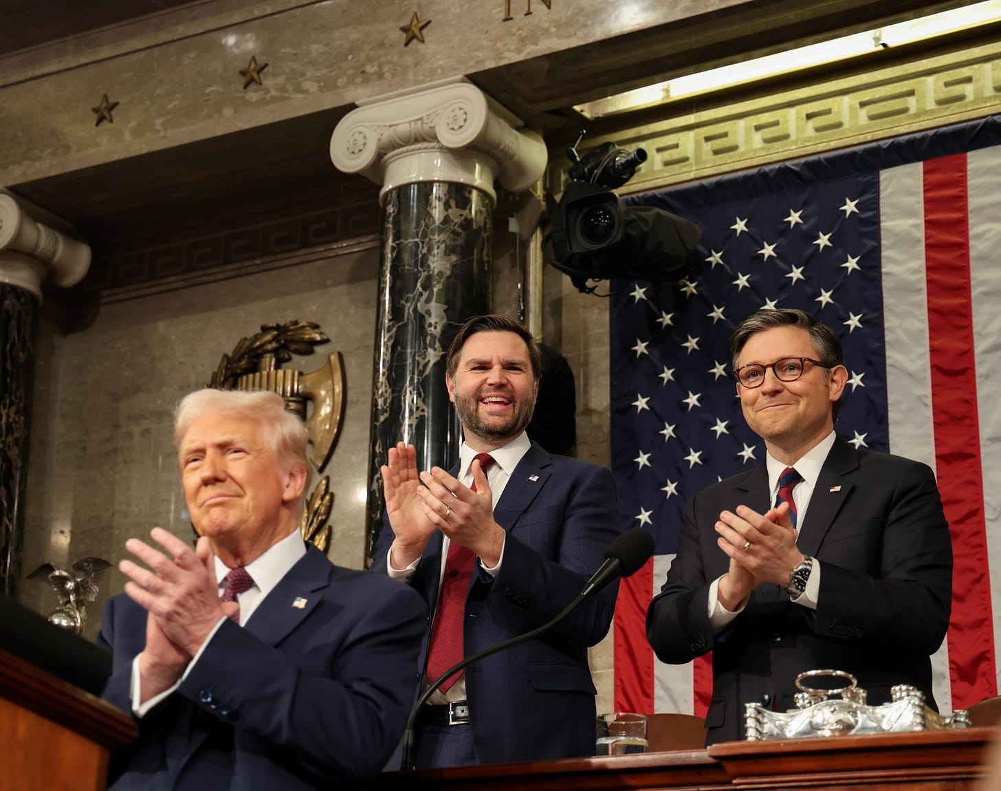 Puede ser una imagen de el Despacho Oval y texto