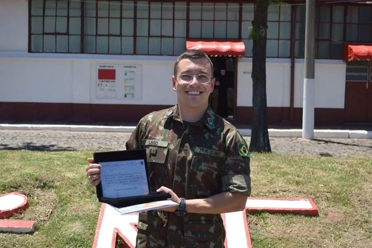 oficial do Exército segurando placa oficial do Exército segurando placa