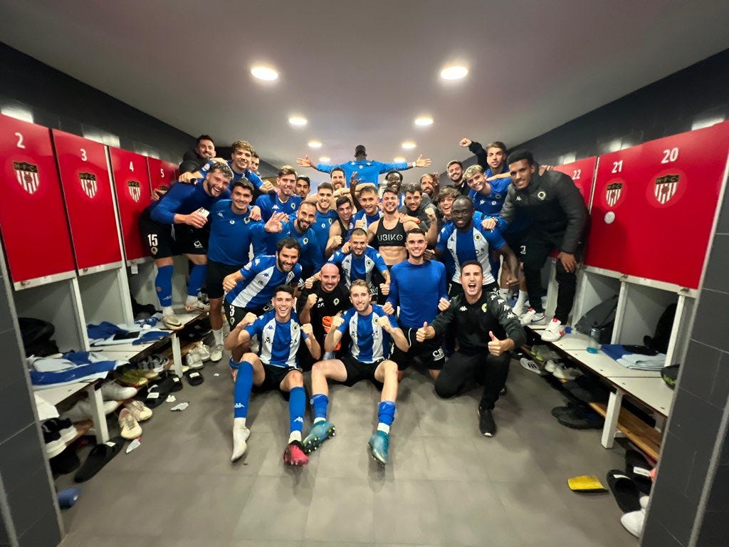 Los jugadores celebrando en el vestuario la victoria de este domingo