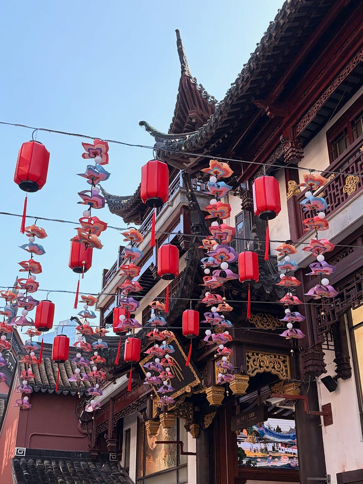 Como ficam as ruas em Shanghai, também decoradas para o  "Lantern Festival", que faz parte das festividades