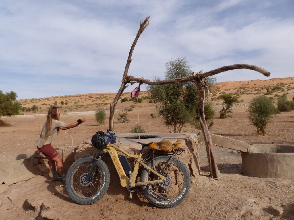  Elle puise de l_eau en plein desert