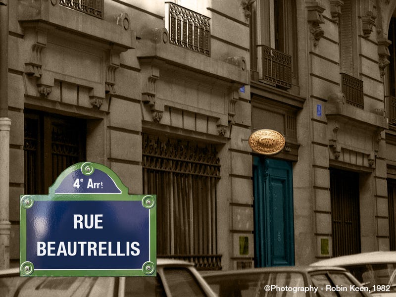 The apartment where Jim Morrison died in Paris with photo