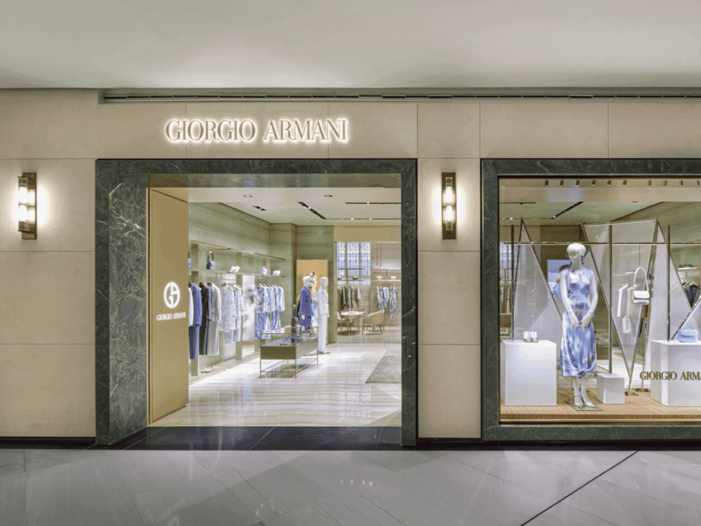 Grupo Armani é multado em US$ 4 milhões por greenwashing e práticas trabalhistas irregulares