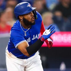 ¡115.7 mph! Láser de Vladdy para darle la ventaja a Azulejos hunde a Yankees ¡115.7 mph! Láser de Vladdy para darle la ventaja a Azulejos hunde a Yankees