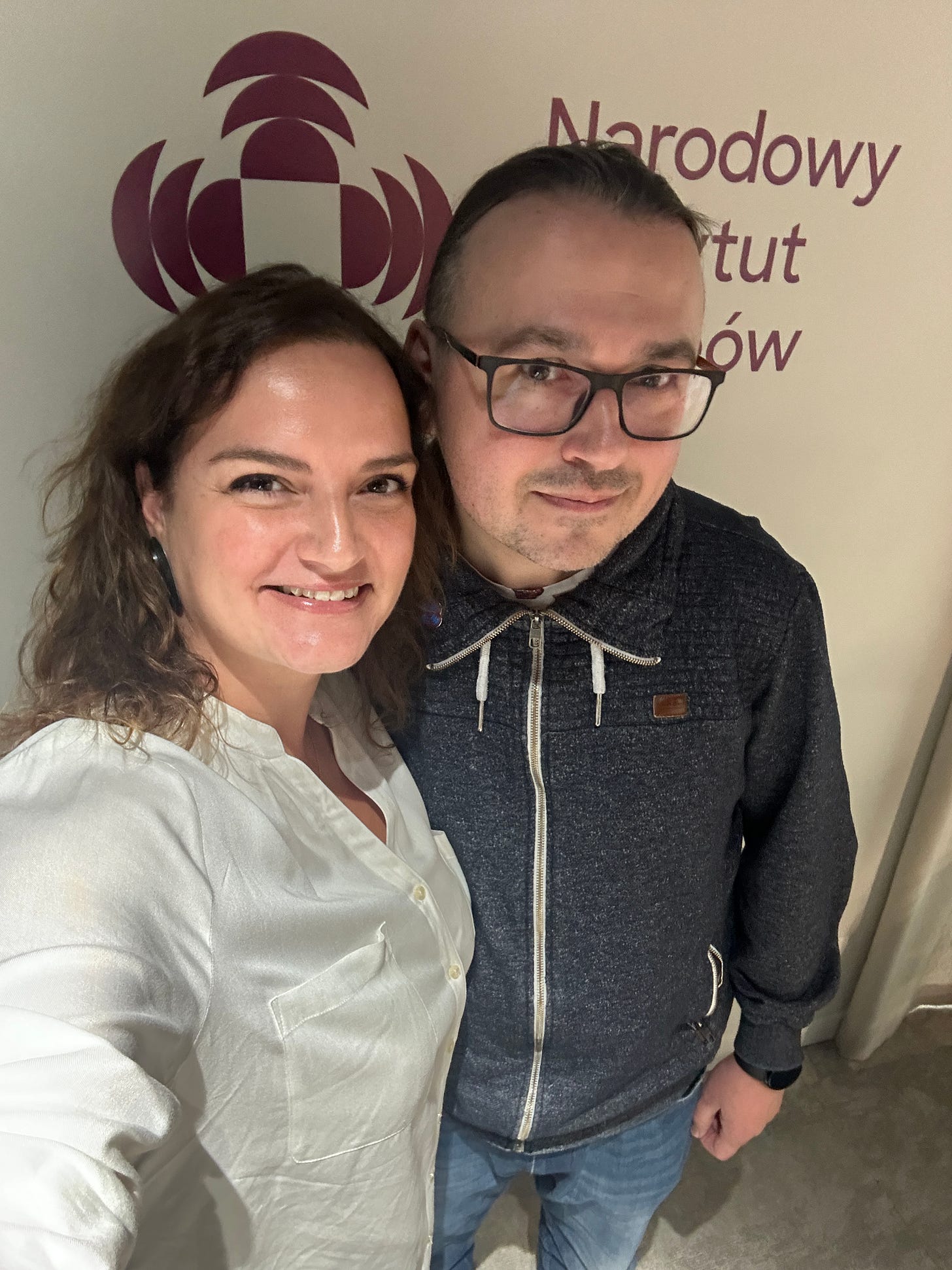 Ja i Andrzej na tle logo NIM