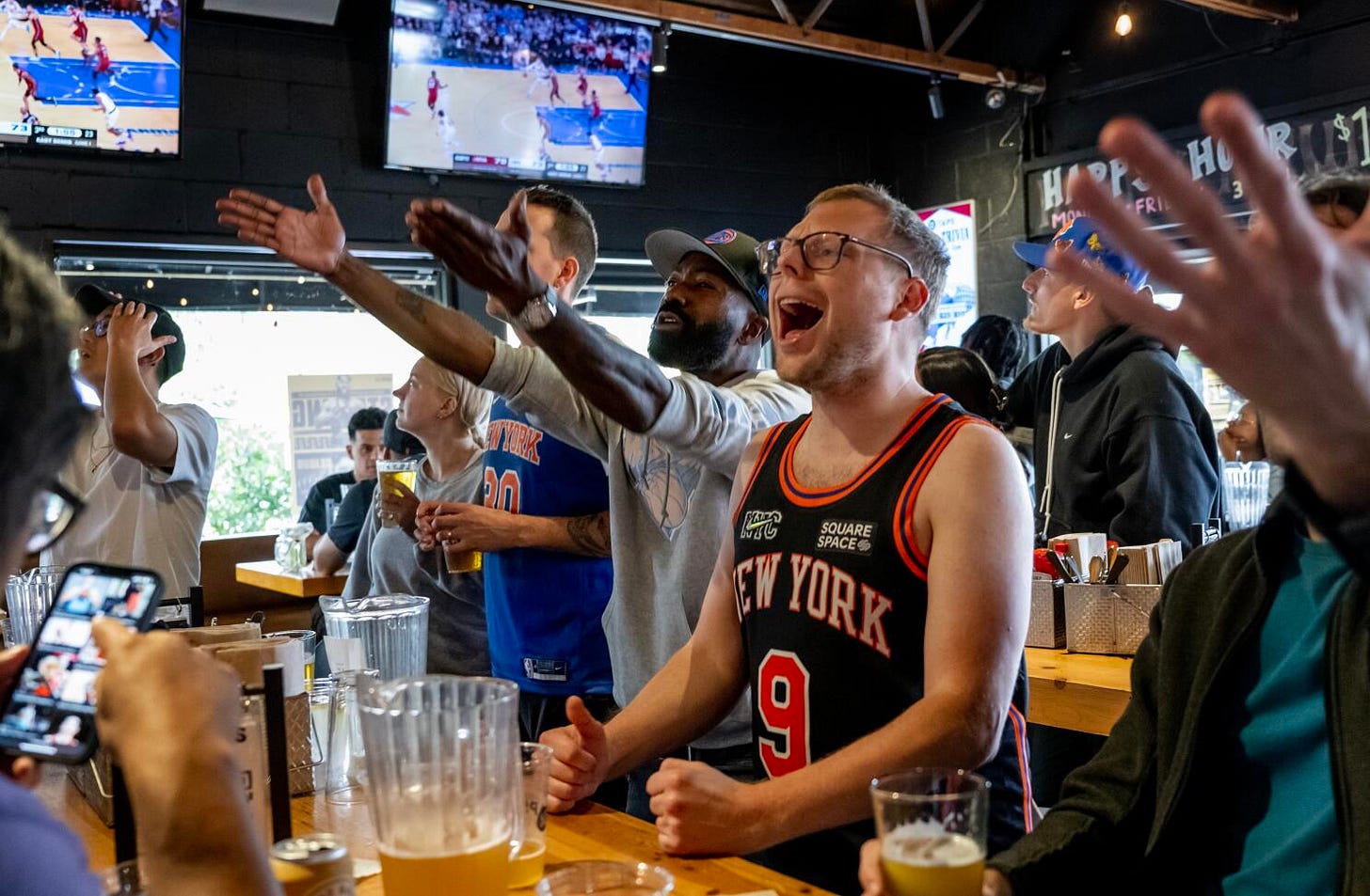 In L.A., Knicks fans create a portal to Madison Square Garden - Los Angeles Times In L.A., Knicks fans create a portal to Madison Square Garden - Los Angeles Times