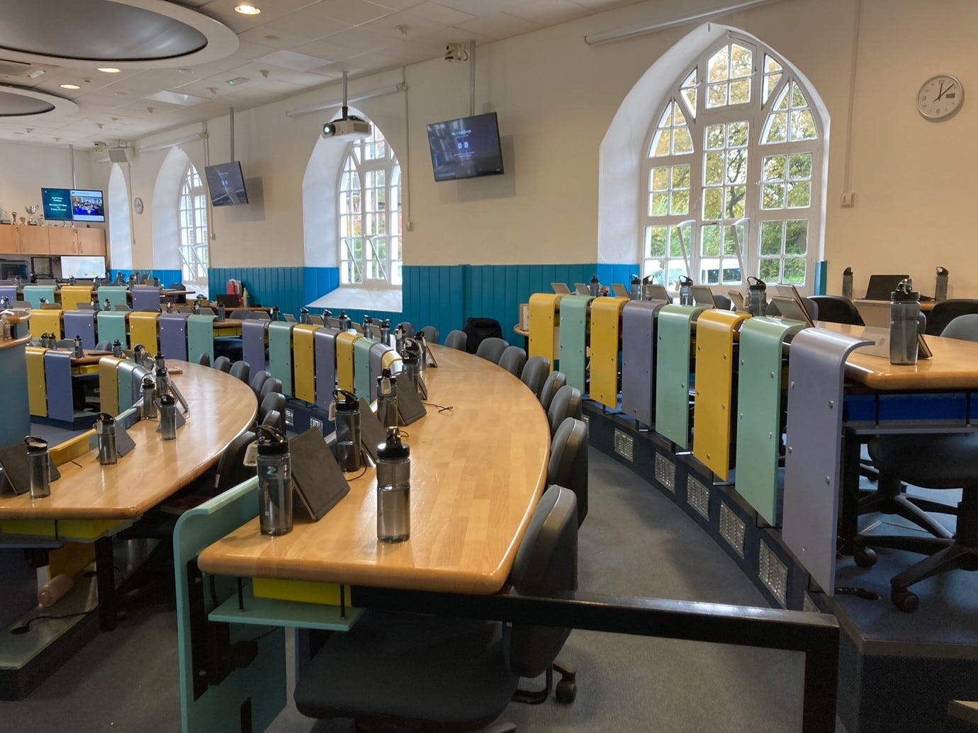 A room with desks and chairs

Description automatically generated with low confidence