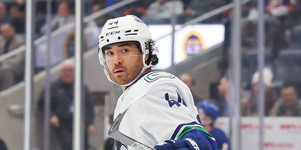 The Islanders are 1-2-0 without Bo Horvat, struggling in all facets. The good news is that he's skating. Here's the latest on the Horvat front, potential lineup changes, trade chatter and more!