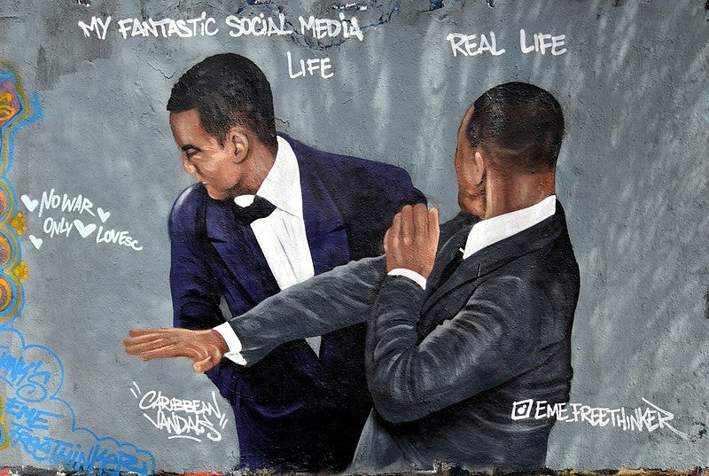 File:Graffiti Eme Freethinker Will Smith Chris Rock Slap Oscar Awards Mauerpark Berlin.jpg