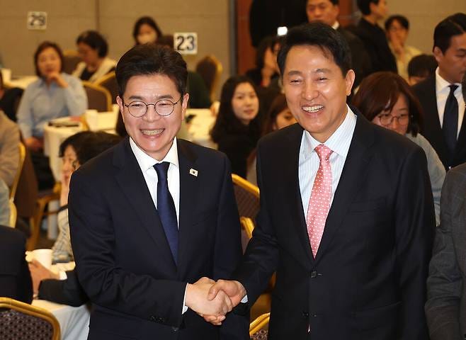 오세훈 국민의힘 서울시장 후보(오른쪽)와 정원오 더불어민주당 서울시장 후보가 지난달 22일 용산구 백범김구기념관에서 열린 서울시사회복지사협회 창립 40주년 기념행사에서 만나 인사를 하고 있다. ⓒ연합뉴스 오세훈 국민의힘 서울시장 후보(오른쪽)와 정원오 더불어민주당 서울시장 후보가 지난달 22일 용산구 백범김구기념관에서 열린 서울시사회복지사협회 창립 40주년 기념행사에서 만나 인사를 하고 있다. ⓒ연합뉴스