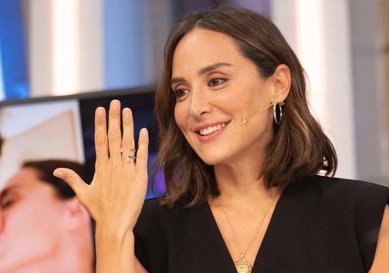 Tamara muestra su anillo de pedida.