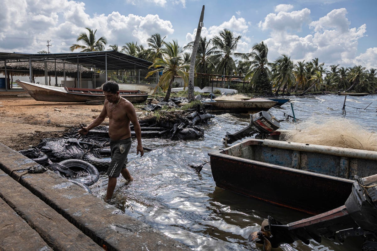 Derrames de petróleo en el Zulia destruyen redes y agravan la crisis de los pescadores locales Derrames de petróleo en el Zulia destruyen redes y agravan la crisis de los pescadores locales