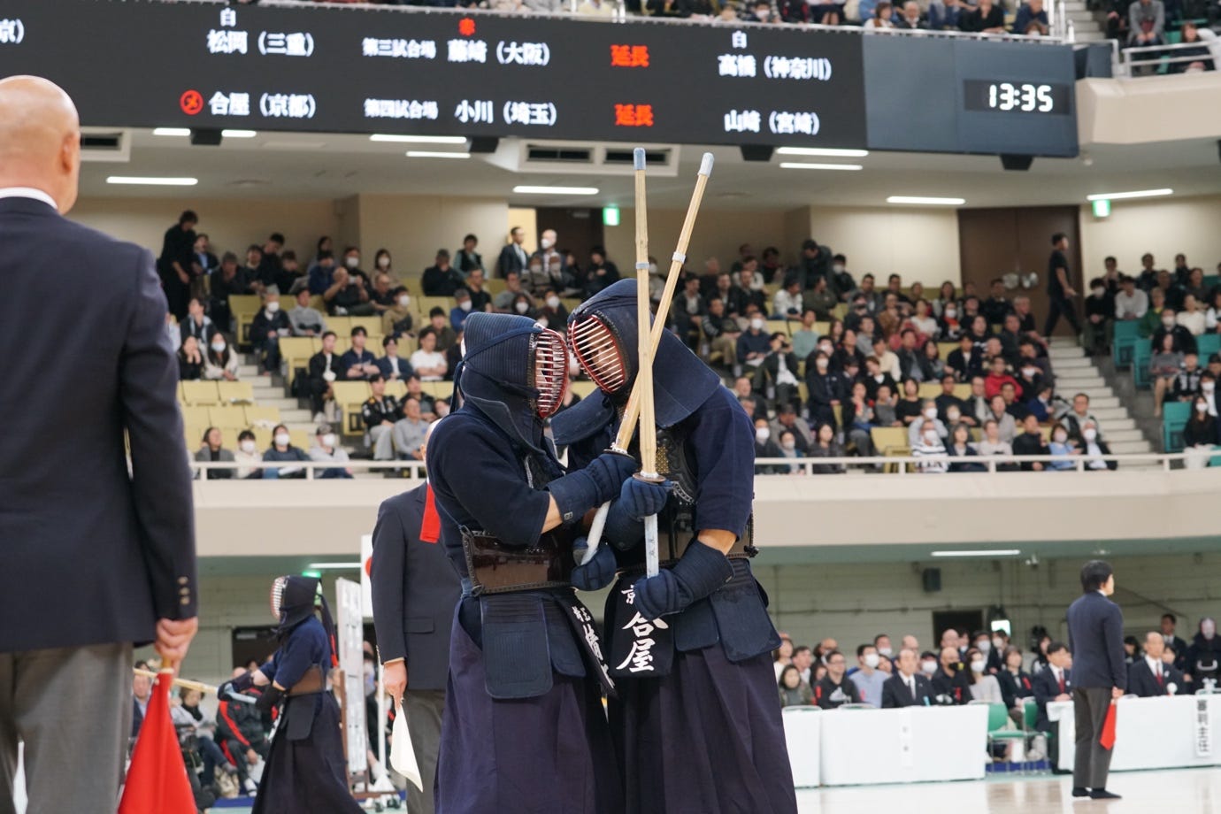 A couple of people wearing masks and holding swords

AI-generated content may be incorrect.