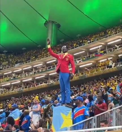Lumumba Vea, torcedor símbolo da RD Congo está no estádio de Guadalaraja! Ele fica nessa posição o JOGO INTEIRO. Essa pose remete ao herói da independência congolesa, Patrice Lumumba, um dos principais Lumumba Vea, torcedor símbolo da RD Congo está no estádio de Guadalaraja! Ele fica nessa posição o JOGO INTEIRO. Essa pose remete ao herói da independência congolesa, Patrice Lumumba, um dos principais