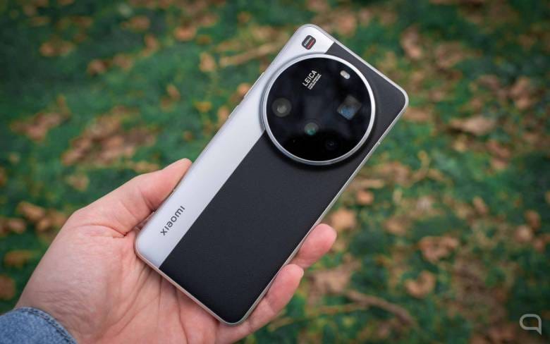 Xiaomi 15 Ultra por detrás