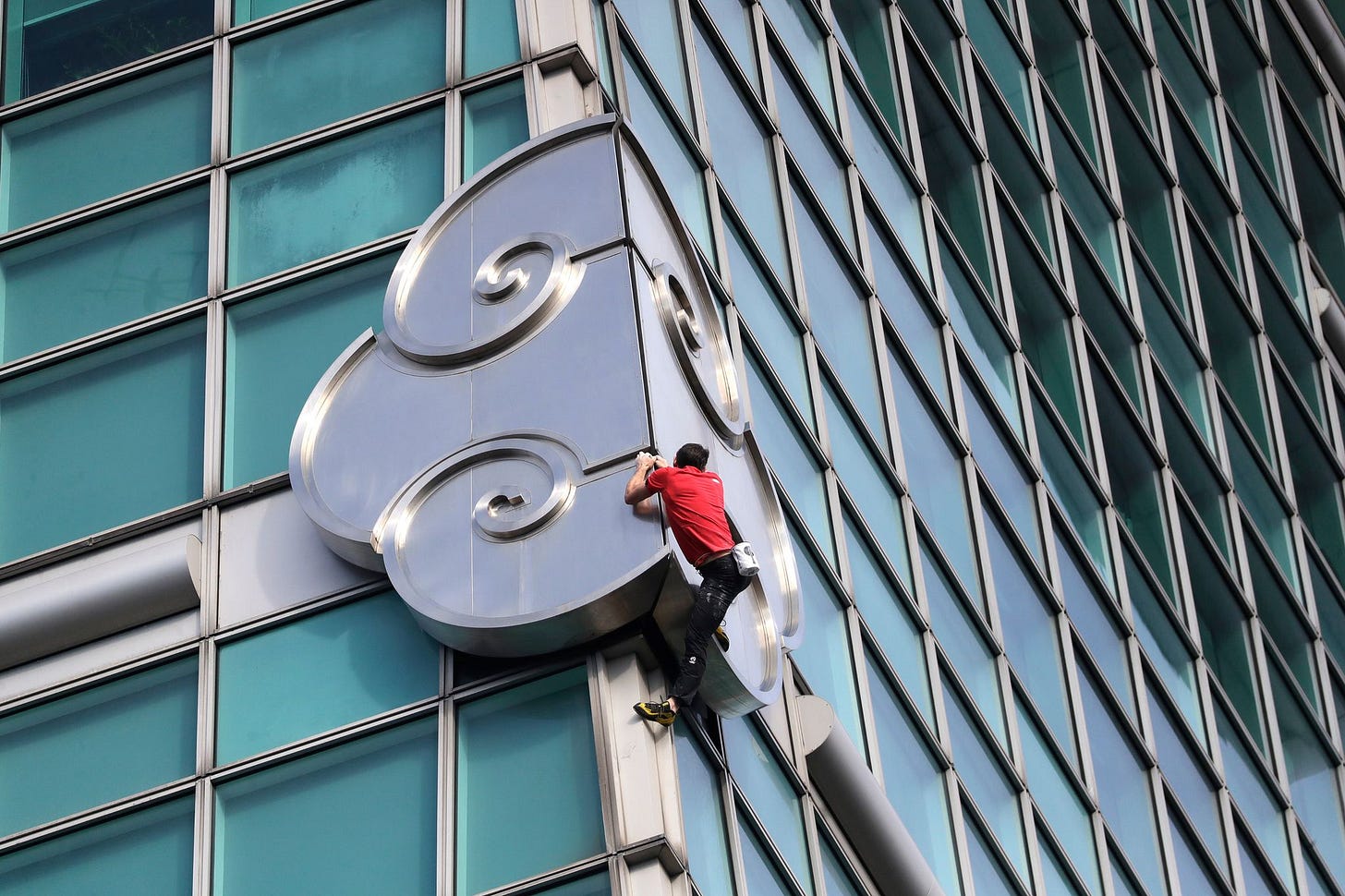 American rock climber Alex Honnold reaches top of Taipei 101 skyscraper without ropes | The Asahi Shimbun: Breaking News, Japan News and Analysis American rock climber Alex Honnold reaches top of Taipei 101 skyscraper without ropes | The Asahi Shimbun: Breaking News, Japan News and Analysis