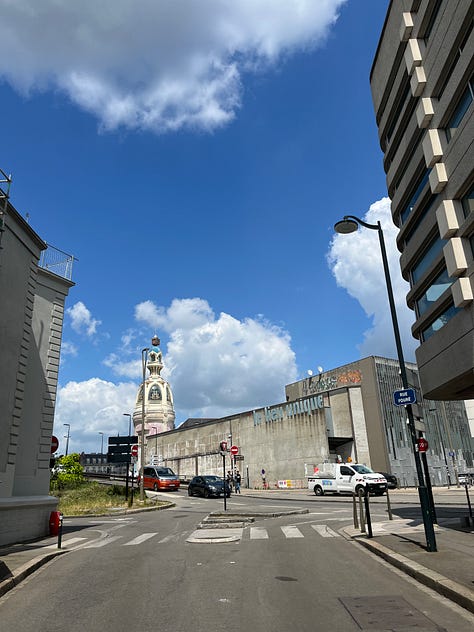 Château des Ducs de Bretagne and the city around the fortress, Jardin des Plantes, the Jean Jullien green line installation and the lively Café de l'Orangerie, former LU biscuit factory Le Lieu Unique and its bookshop and outdoor area by the river