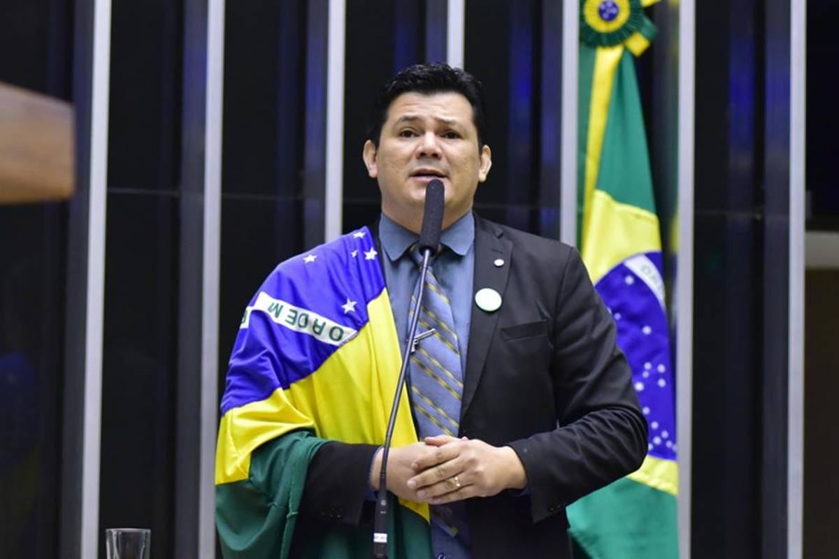Vídeo: “Vem tomar minha arma se você é homem”, diz bolsonarista a Dino |  Metrópoles
