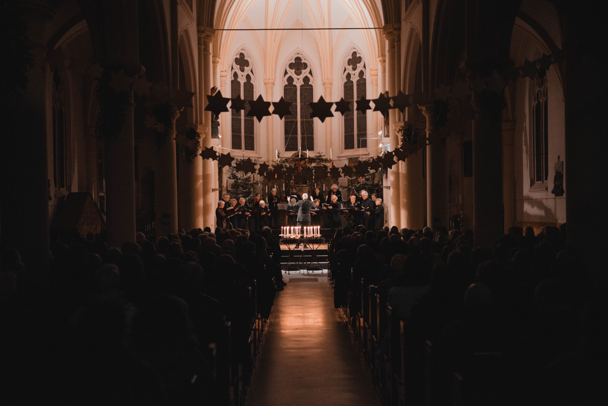 musica cordis treed op in een kerk, met kerst. er zit veel publiek.