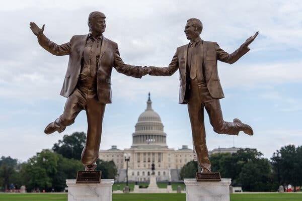 Una estatua del presidente Trump y Jeffrey Epstein tomados de la mano. Una estatua del presidente Trump y Jeffrey Epstein tomados de la mano.