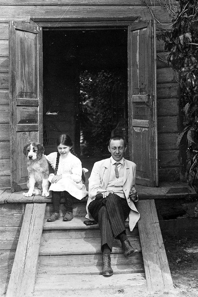 Photo of Rachmaninoff smiling with his daughter Photo of Rachmaninoff smiling with his daughter