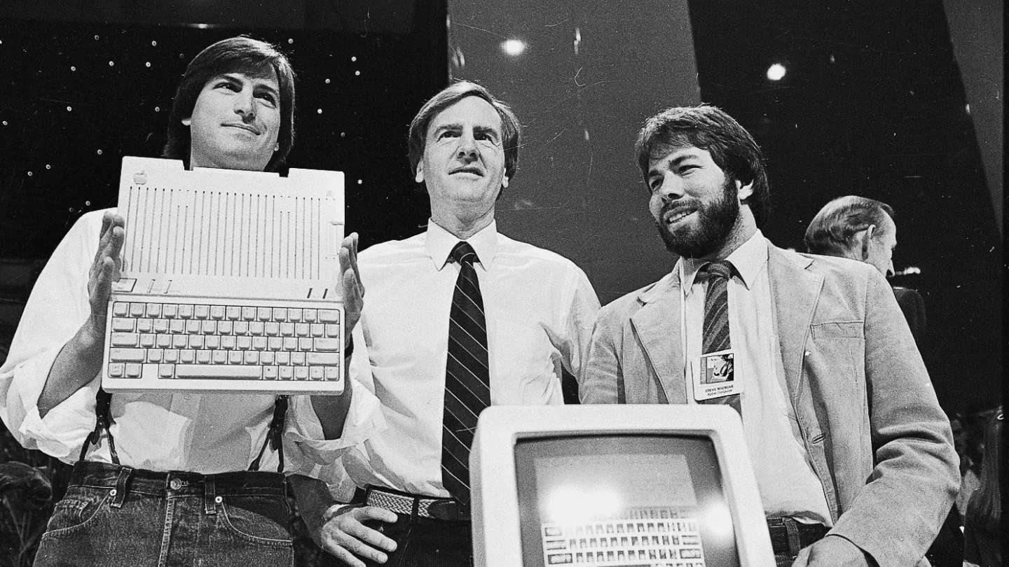 Steve Jobs, John Sculley y Steve Wozniak en un evento de Apple. Steve Jobs, John Sculley y Steve Wozniak en un evento de Apple.