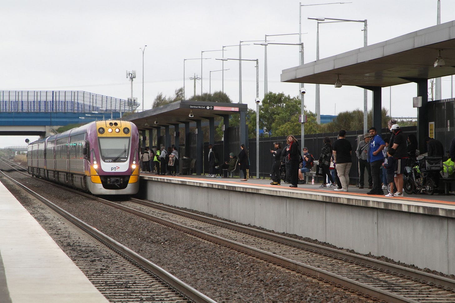 VLocity VL77 and VL67 arrive into a crowded platform at Tarneit - Wongm ...
