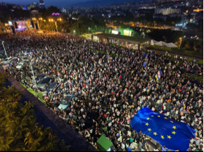 A large crowd of people in a city

Description automatically generated