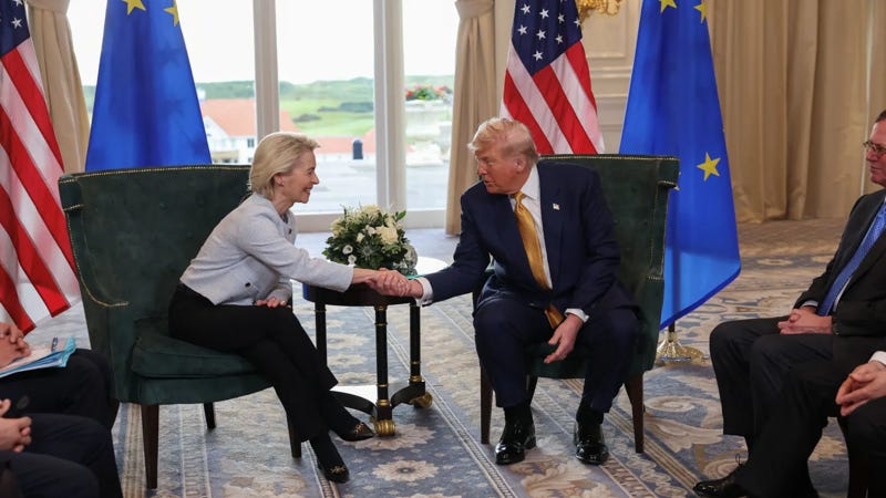 Tổng thống Mỹ Donald Trump bắt tay Chủ tịch EC Ursula von der Leyen trong cuộc họp tại Scotland ngày 27/7 - Ảnh: Getty Images Tổng thống Mỹ Donald Trump bắt tay Chủ tịch EC Ursula von der Leyen trong cuộc họp tại Scotland ngày 27/7 - Ảnh: Getty Images