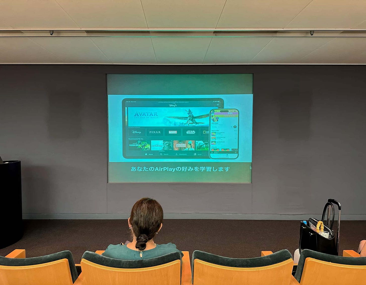 The Theater at Apple Shinsaibashi. WWDC 2023 videos are displayed on the Theater screen. The Theater at Apple Shinsaibashi. WWDC 2023 videos are displayed on the Theater screen.