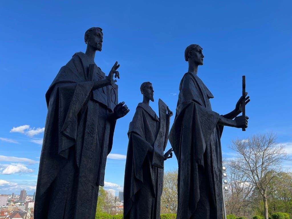 A group of statues of men

AI-generated content may be incorrect.