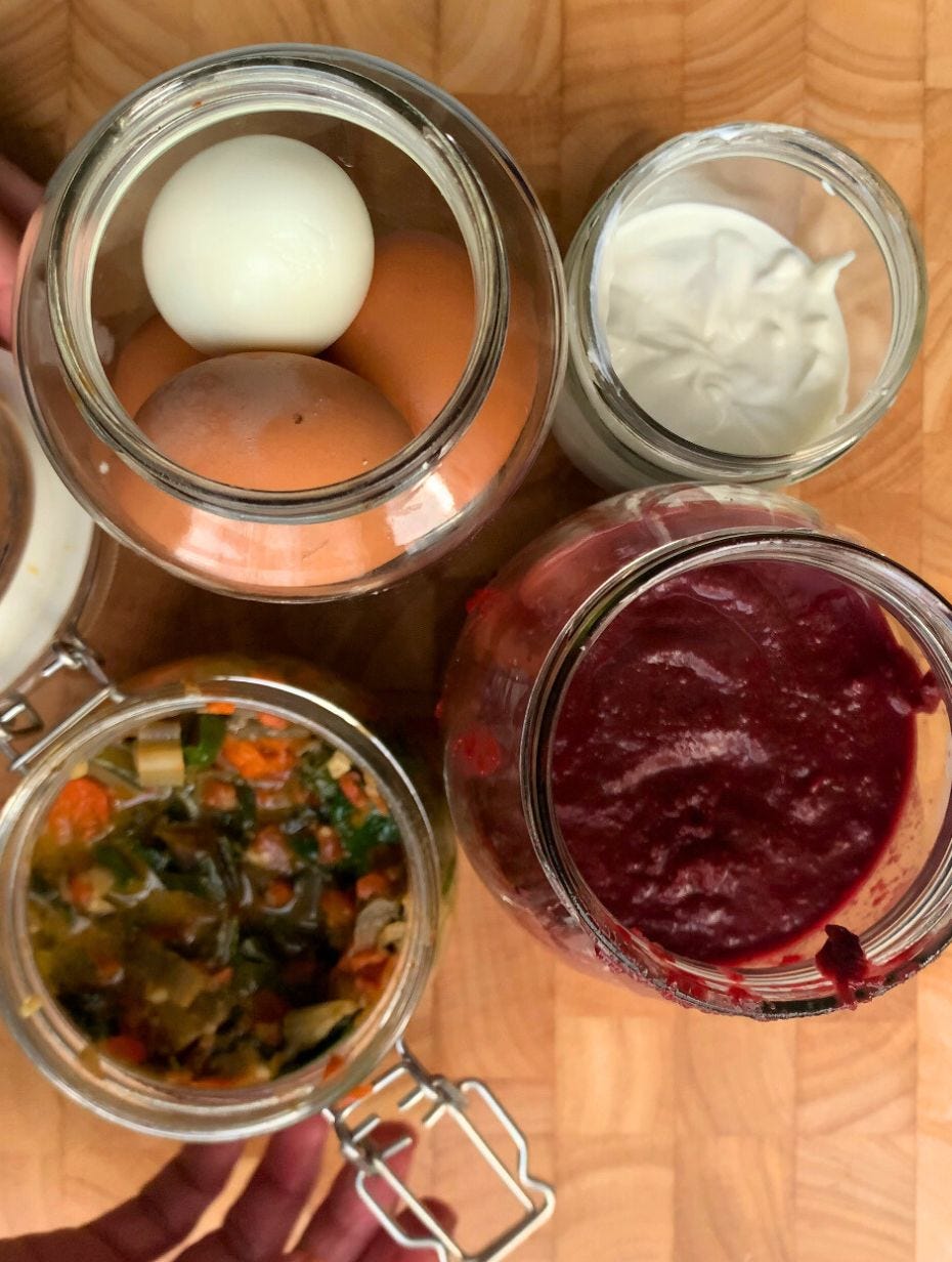 Crema de remolacha, huevos cocidos, crema de feta y acelgas guisadas