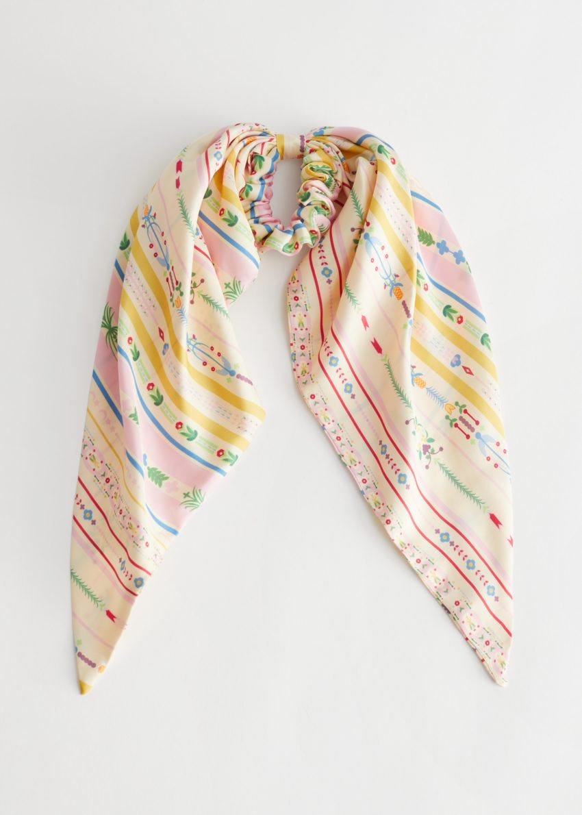 앤아더스토리즈 실크 보우 스크런치의 핑크 프린트컬러 Product입니다.