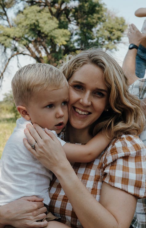 Van links na regs: Benita, saam met haar man, Jaco; Clarinda met haar seuntjie; Inge saam met haar man, Schalk