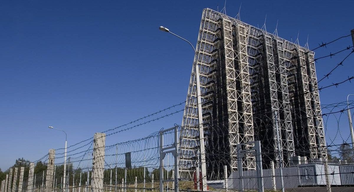 Voronezh-series radar antenna / Defense Express / Ukrainian UAVs Hit russian Voronezh-DM Over-the-Horizon Radar of 6,000 km Observation Range
