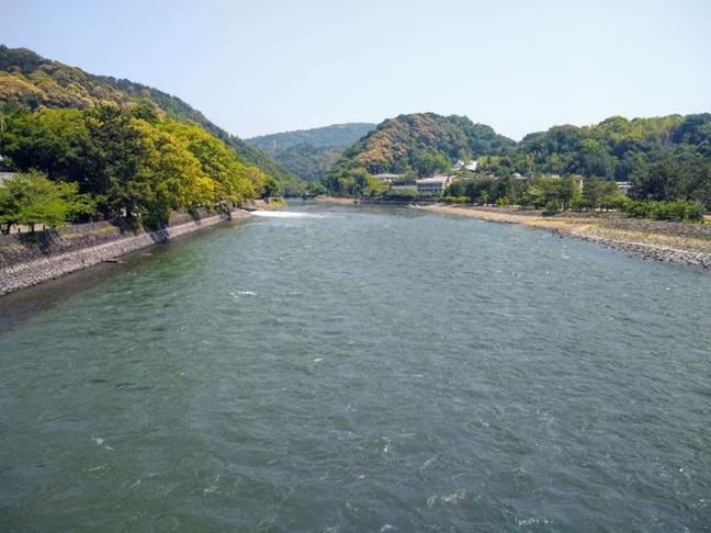 A river with trees and hills

AI-generated content may be incorrect.