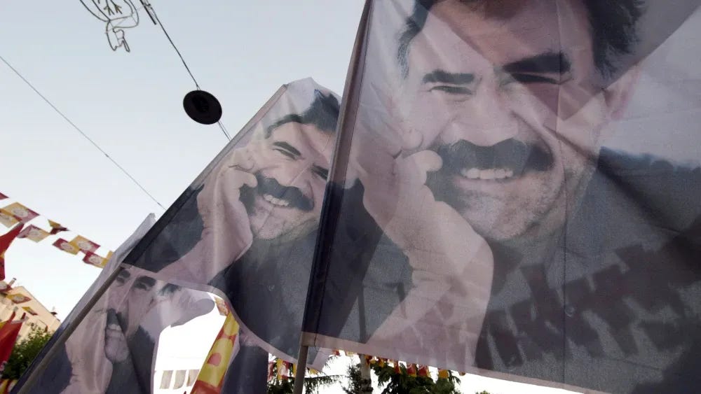 A declaração feita na semana passada pelo líder preso do PKK (Partido dos Trabalhadores Curdos), Abdullah Ocalan, de um cessar-fogo na longa insurgência de seu movimento contra a Turquia é um momento significativo. Bandeiras com Ocalan em...