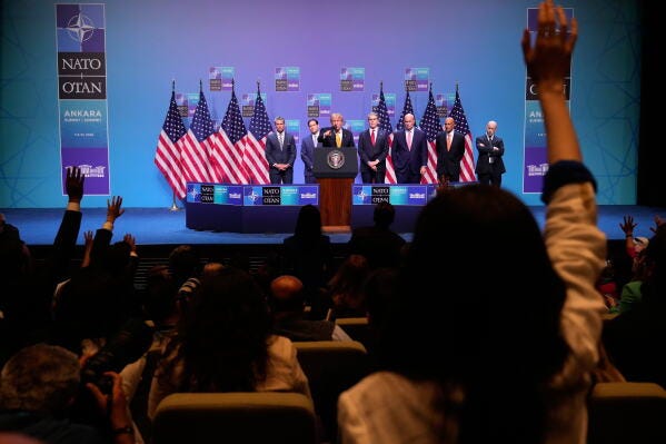 A group of people standing on a podium

AI-generated content may be incorrect.