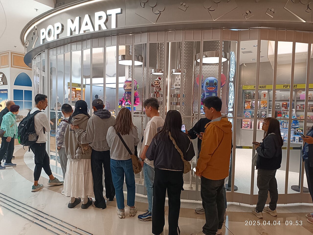 香港將軍澳 Pop Mart 門市外另一角度的排隊隊伍|來源:LapGaNaiom Bimdio / Wikimedia Commons(CC0) 香港將軍澳 Pop Mart 門市外另一角度的排隊隊伍|來源:LapGaNaiom Bimdio / Wikimedia Commons(CC0)