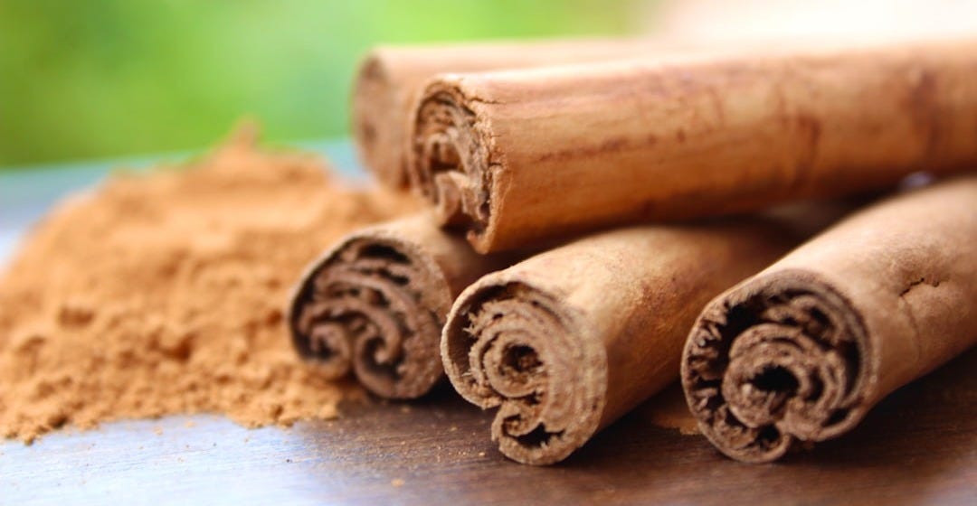 cinnamon sticks and cinnamon powder on a table