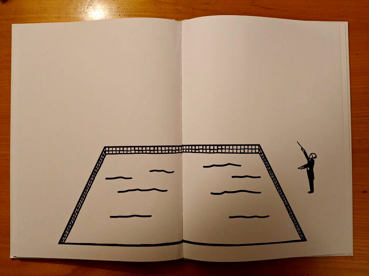 Il direttore d'orchestra solleva solennemente la bacchetta verso l'alto. All'interno della vasca a mosaico sono ora apparse delle linee ondulate nere che sintetizzano la presenza dell'acqua, evocata dal gesto del protagonista. Il direttore d'orchestra solleva solennemente la bacchetta verso l'alto. All'interno della vasca a mosaico sono ora apparse delle linee ondulate nere che sintetizzano la presenza dell'acqua, evocata dal gesto del protagonista.