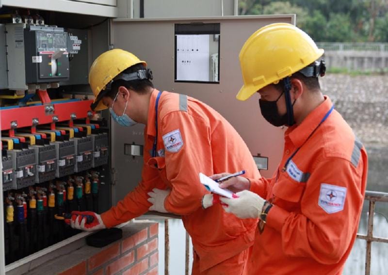 Kể từ ngày 11/10/2024, giá điện là 2.103,1159 đồng/kWh, tăng 4,8% so với giá bán lẻ điện bình quân hiện hành. Kể từ ngày 11/10/2024, giá điện là 2.103,1159 đồng/kWh, tăng 4,8% so với giá bán lẻ điện bình quân hiện hành.