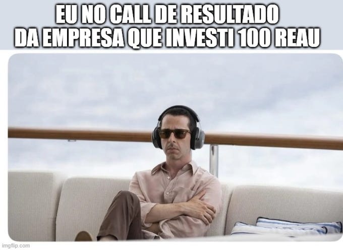 A man wearing headphones and sunglasses, sitting on a couch with arms crossed. The background shows a deck with a cloudy sky. Text overlay reads "EU NO CALL DE RESULTADO DA EMPRESA QUE INVESTI 100 REAU".