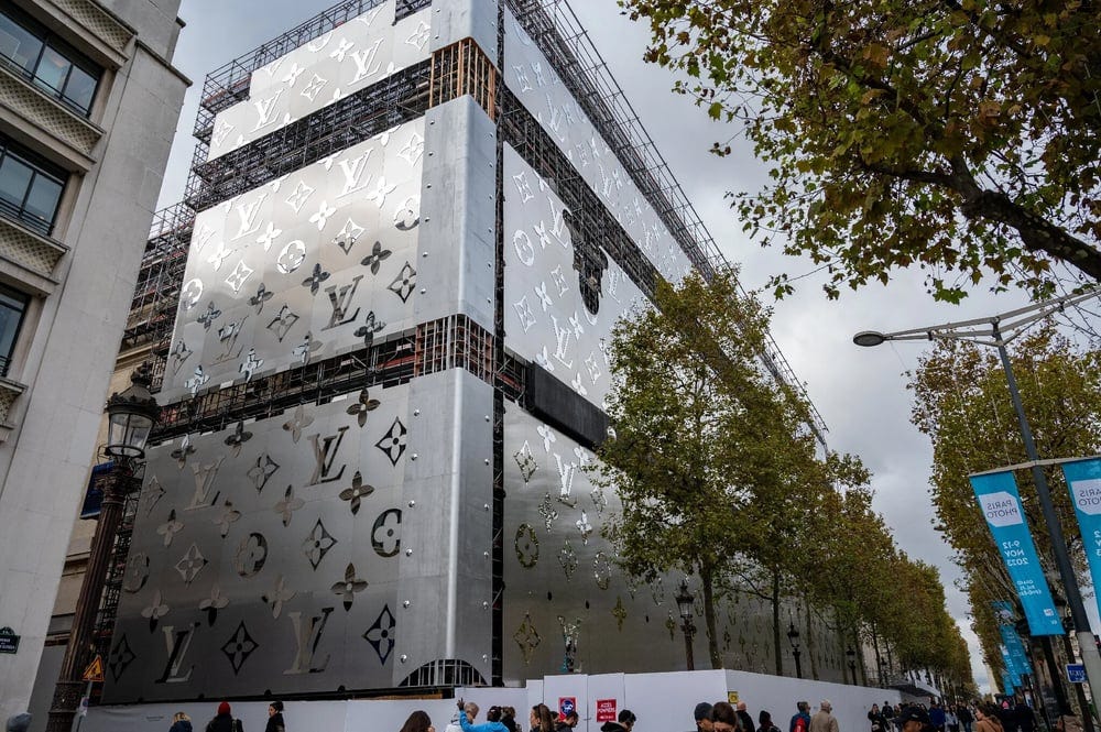 Giant advertising hoardings on Parisian buildings divide opinion -  FashionNetwork